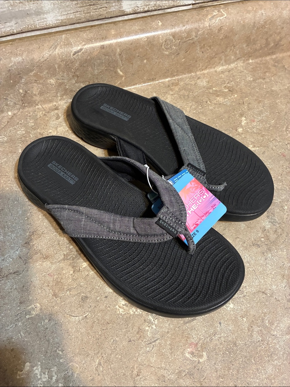 Skechers Size 9 Black and Gray Memory Foam Flip Flops NWT